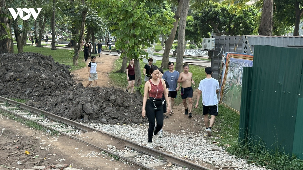 Lô cốt thi công chống ngập trong Công viên Thống Nhất cản trở lối đi của dân
